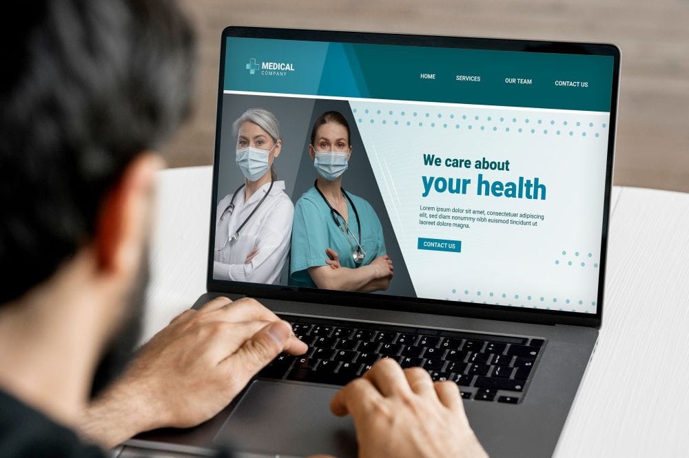 Persona che consulta al portatile il sito web di uno studio medico