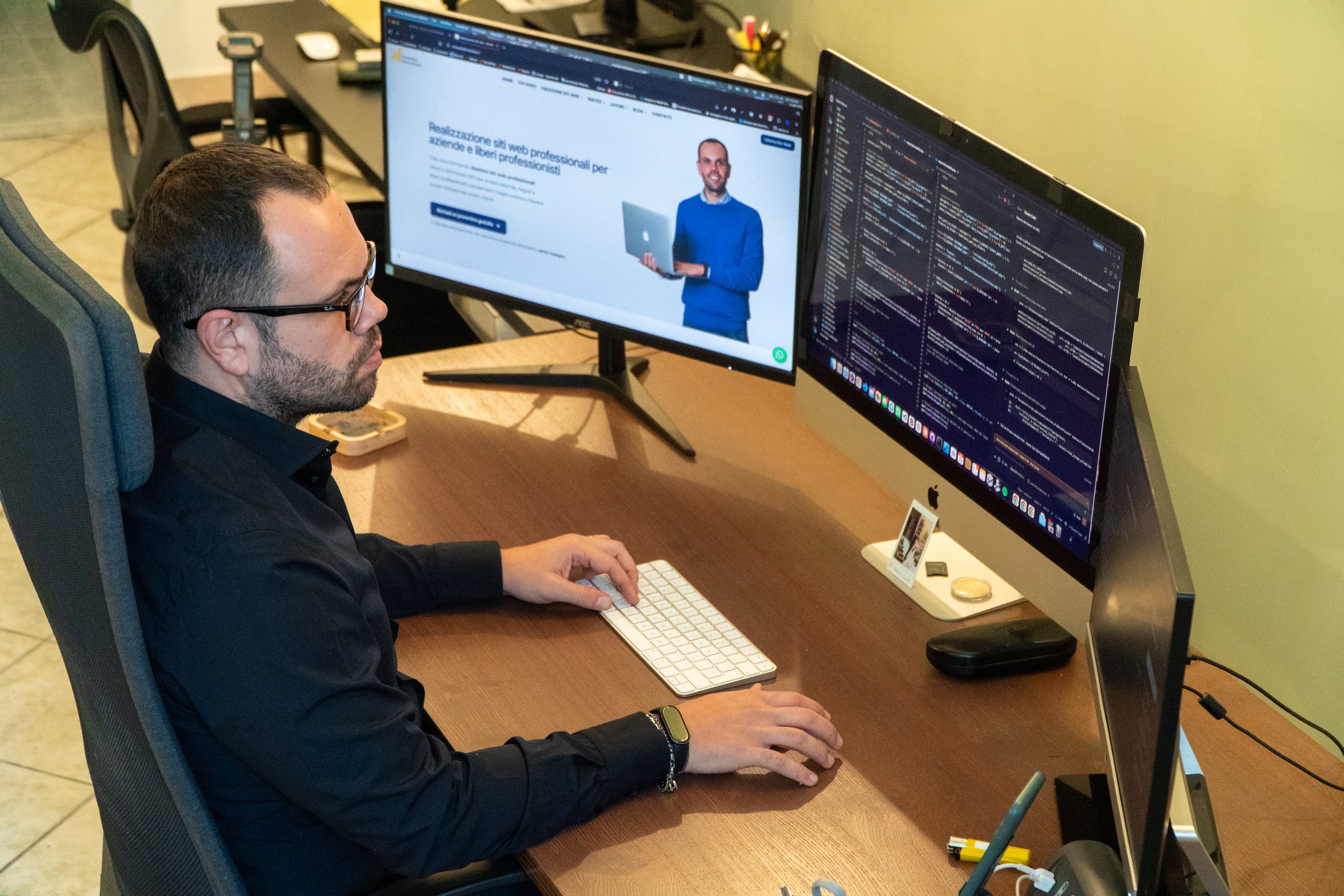 Armando Ferrandino alla scrivania mentre controlla un sito web sul monitor