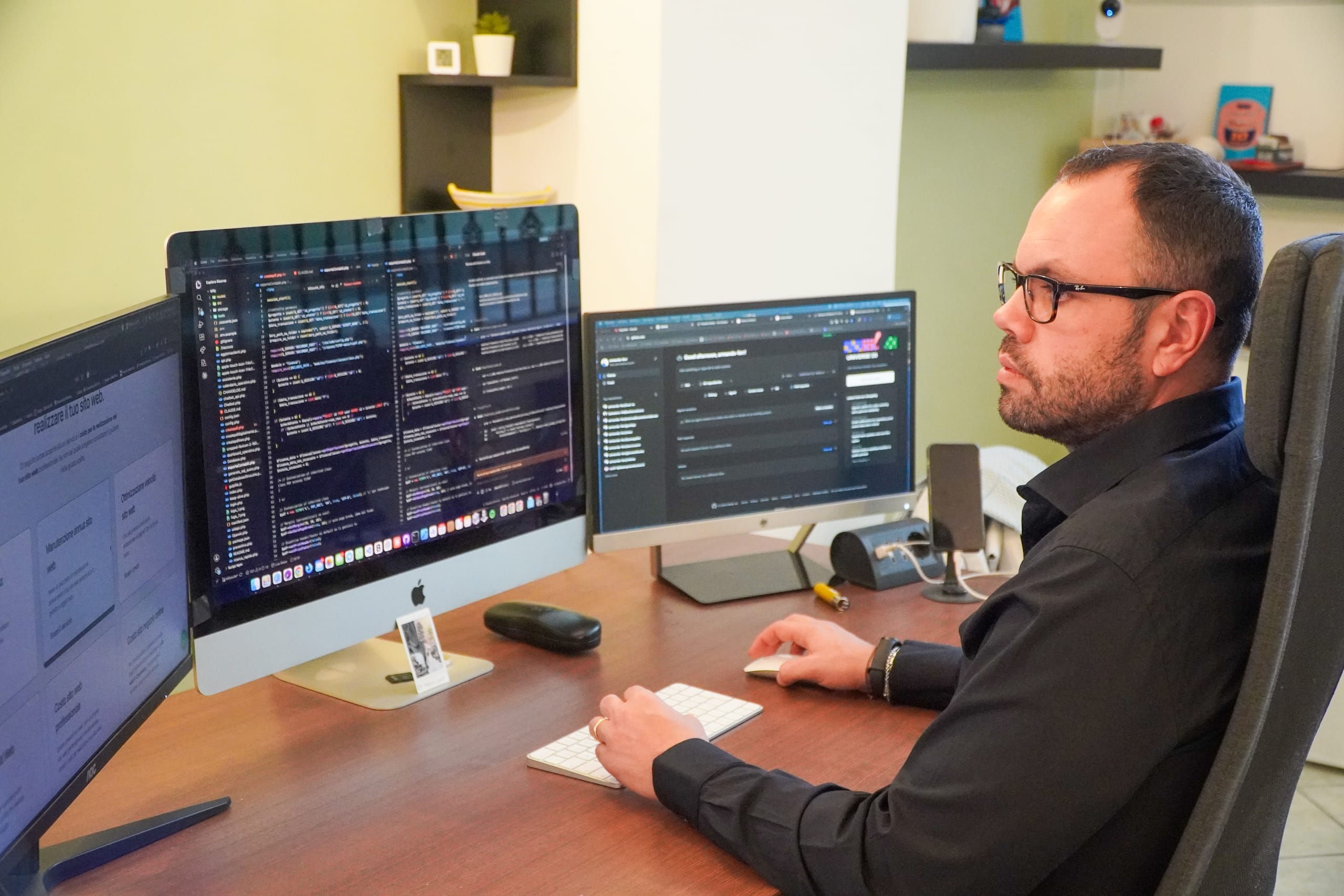 Armando Ferrandino al lavoro nel suo ufficio sulle versioni in più lingue di un sito web
