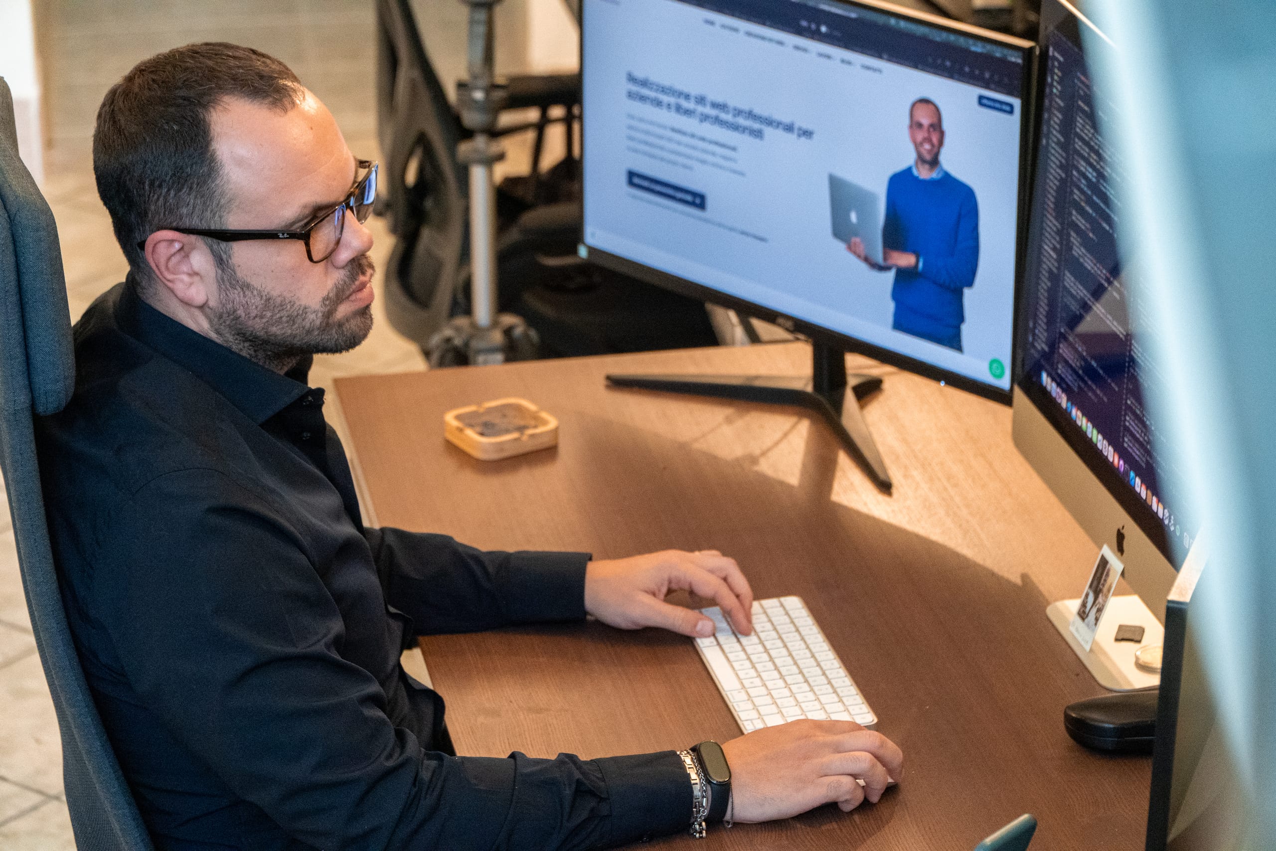 Armando Ferrandino al lavoro alla sua scrivania, con un sito web aperto sul monitor