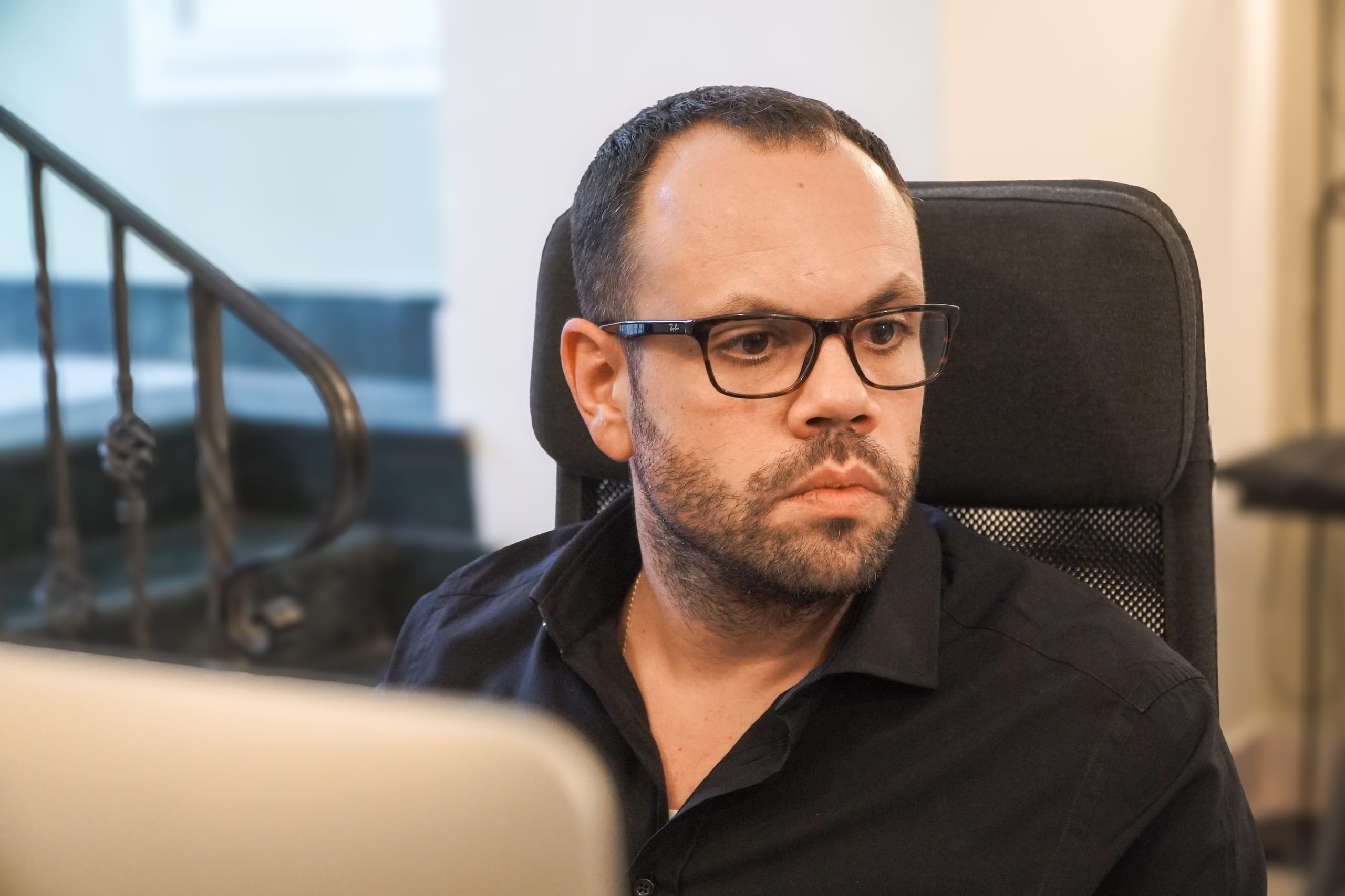 Ritratto di Armando Ferrandino, sviluppatore web freelance a Ischia, alla sua scrivania in ufficio